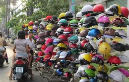 Cửa hàng mũ bảo hiểm đạt chuẩn trầm lắng trước giờ G